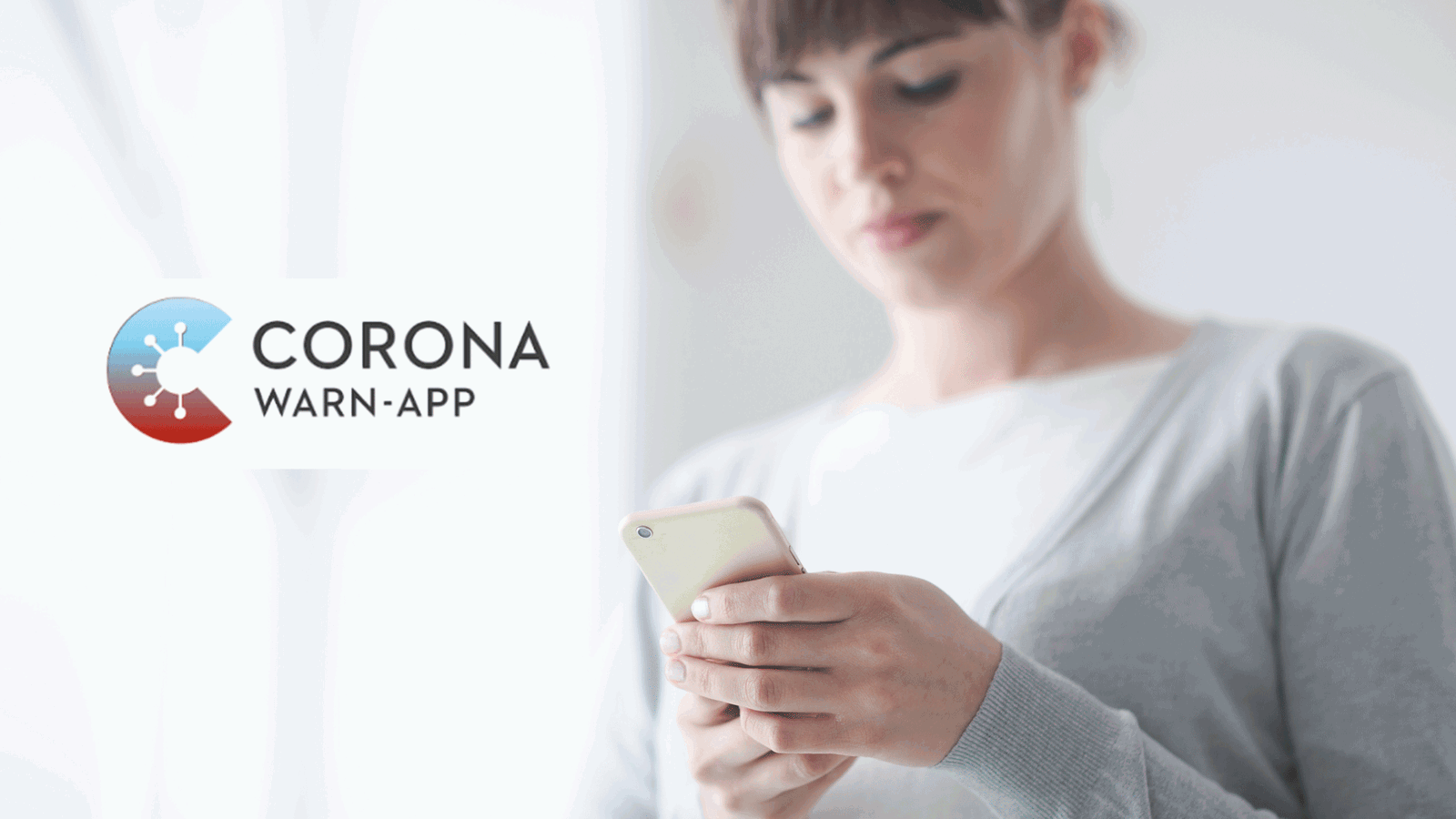 Frau mit Corona Warn-App RKI