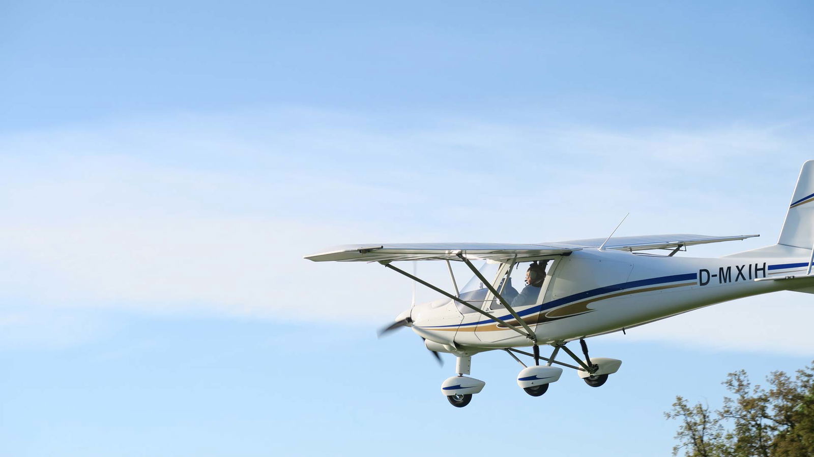 Flugzeug fliegt über Brandenburgs schönste Sommerorte