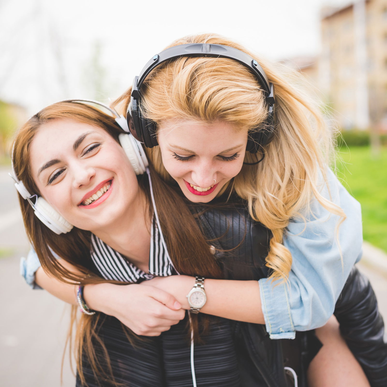2 Frauen hören Musik