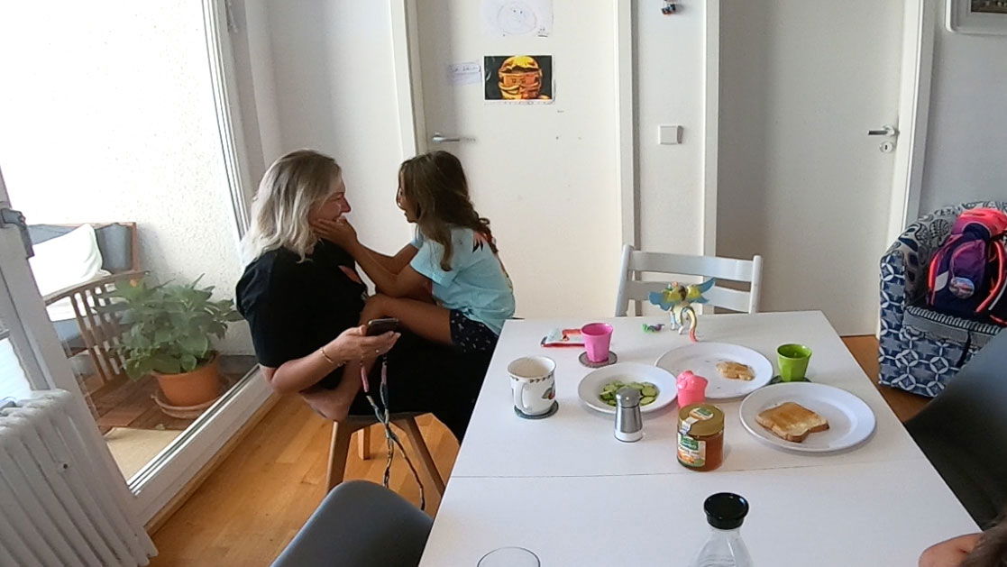 Ela & Mama Marie am Frühstückstisch