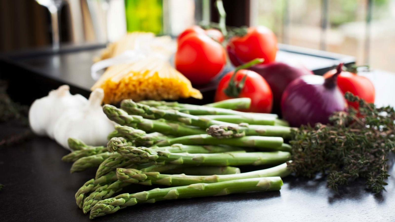 Spargel mit Tomaten & Zwiebeln