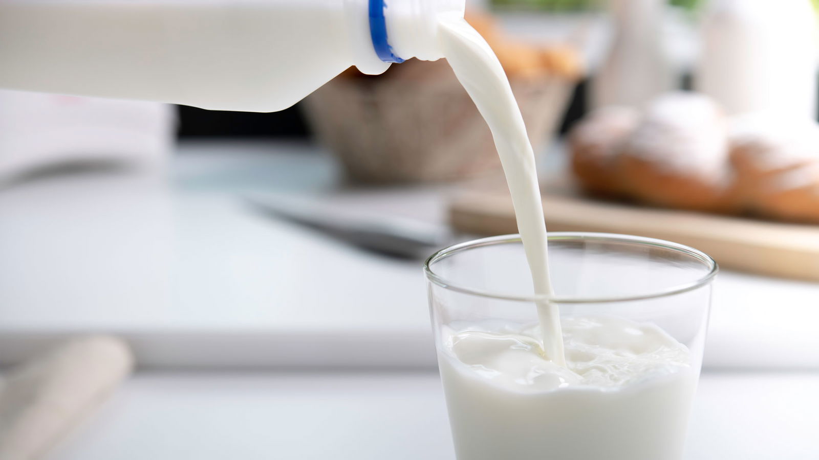 rs2-News-Service-Milch-tests-glas