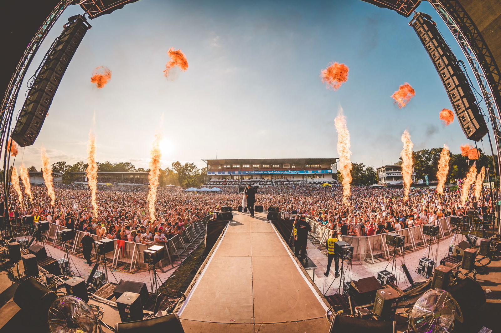 rs2 90er Live Festival - Die Bühne während eines Auftritts