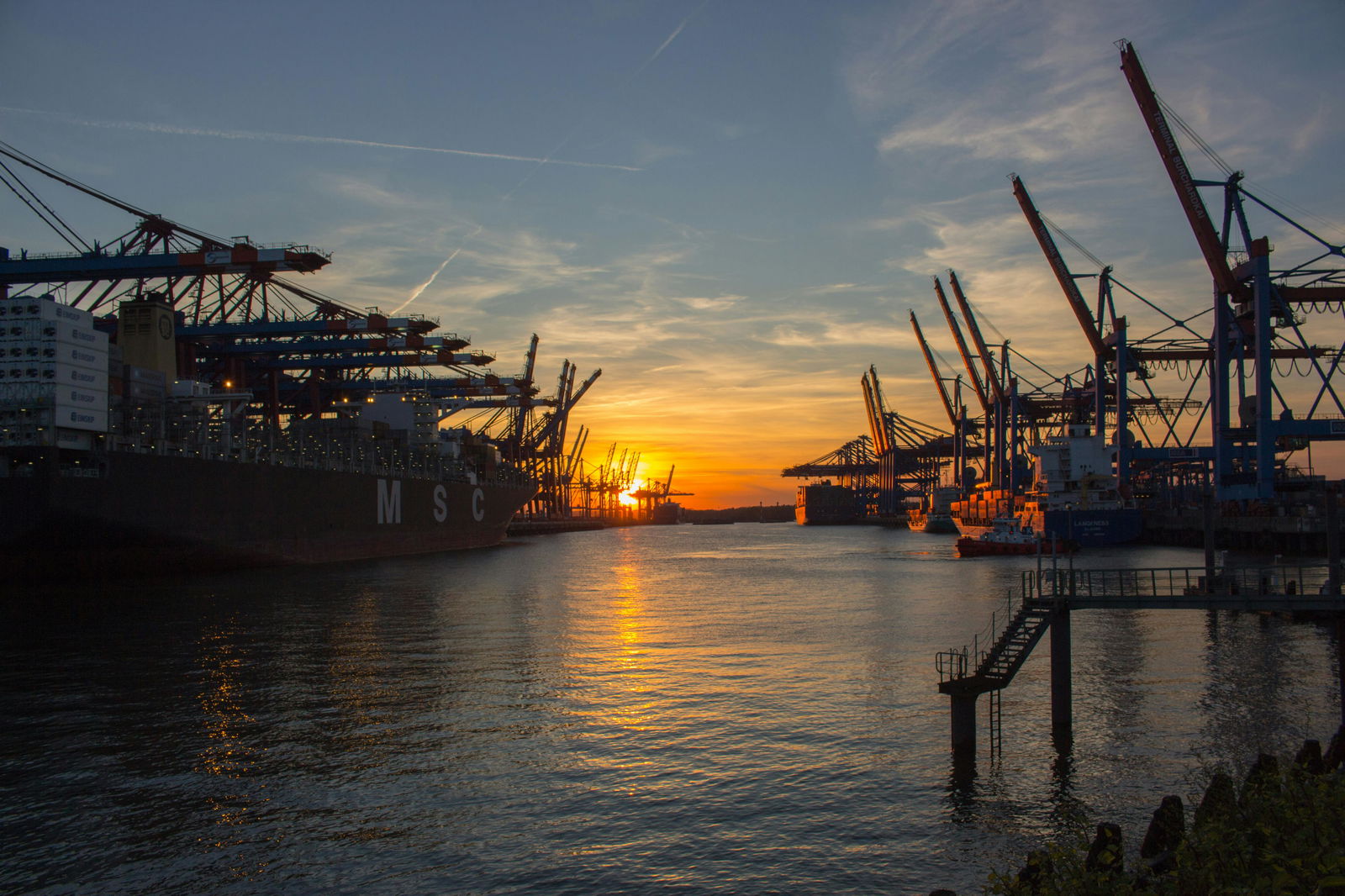 Der Hamburger Hafen im Sonnenuntergang