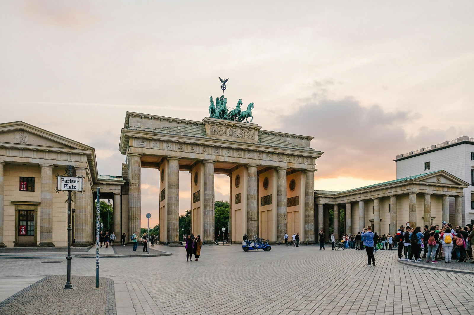 Das Brandenburger Tor in Berlin während des Sonnenuntergangs