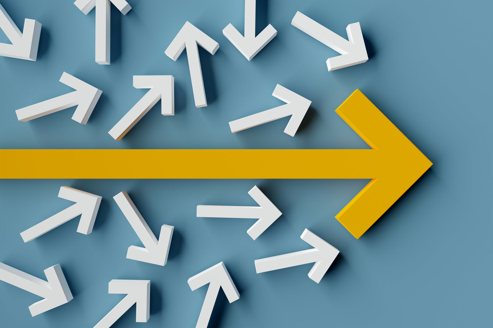 Gelber Pfeil der nach rechts zeigt in einer Masse weißer Pfeile, die oin alle möglichen Richtungen zeigen