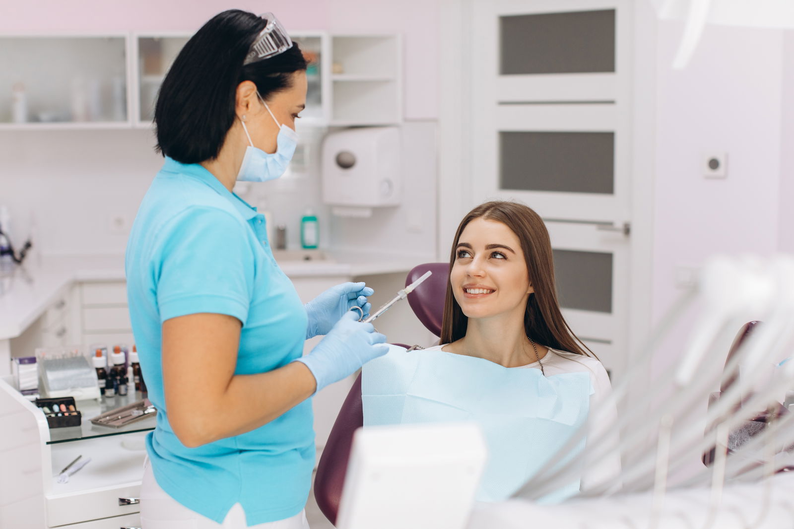 Patientin beim Zahnarzt Beratung