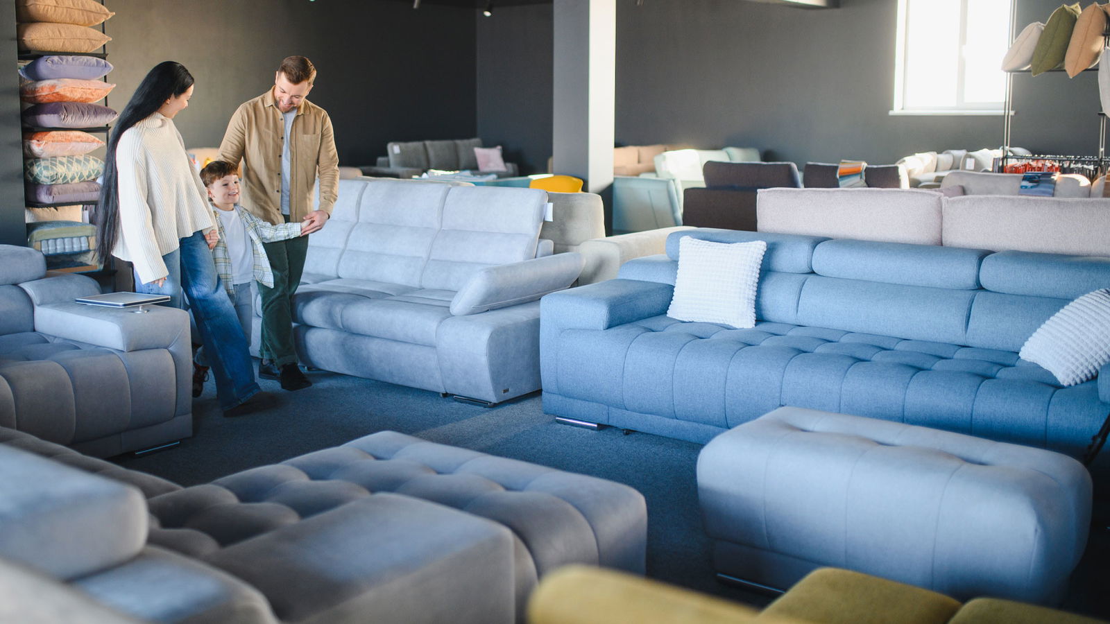 Familie im Möbelhaus suchen nach einer neuen Couch