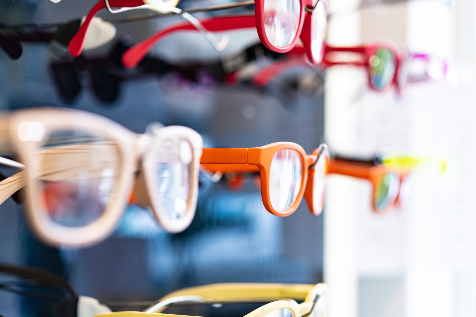 Nahaufnahme von Brillen an einer Wandhalterung