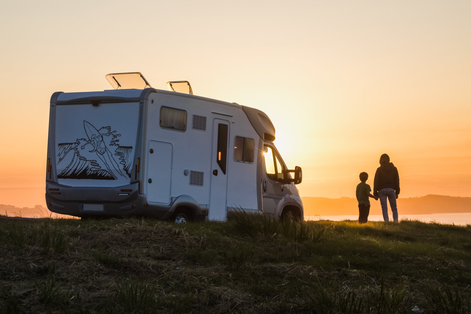 Wohnmobil-sonnenuntergang-Meer 